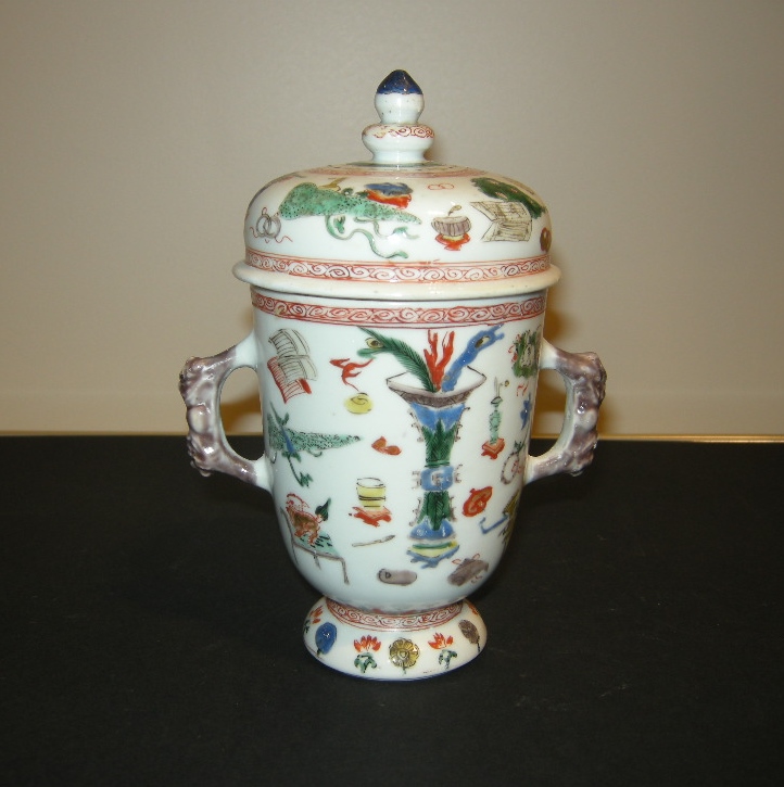 Interesting covered porcelain pot of the Famille Vertehas decorated many objects of the scholar